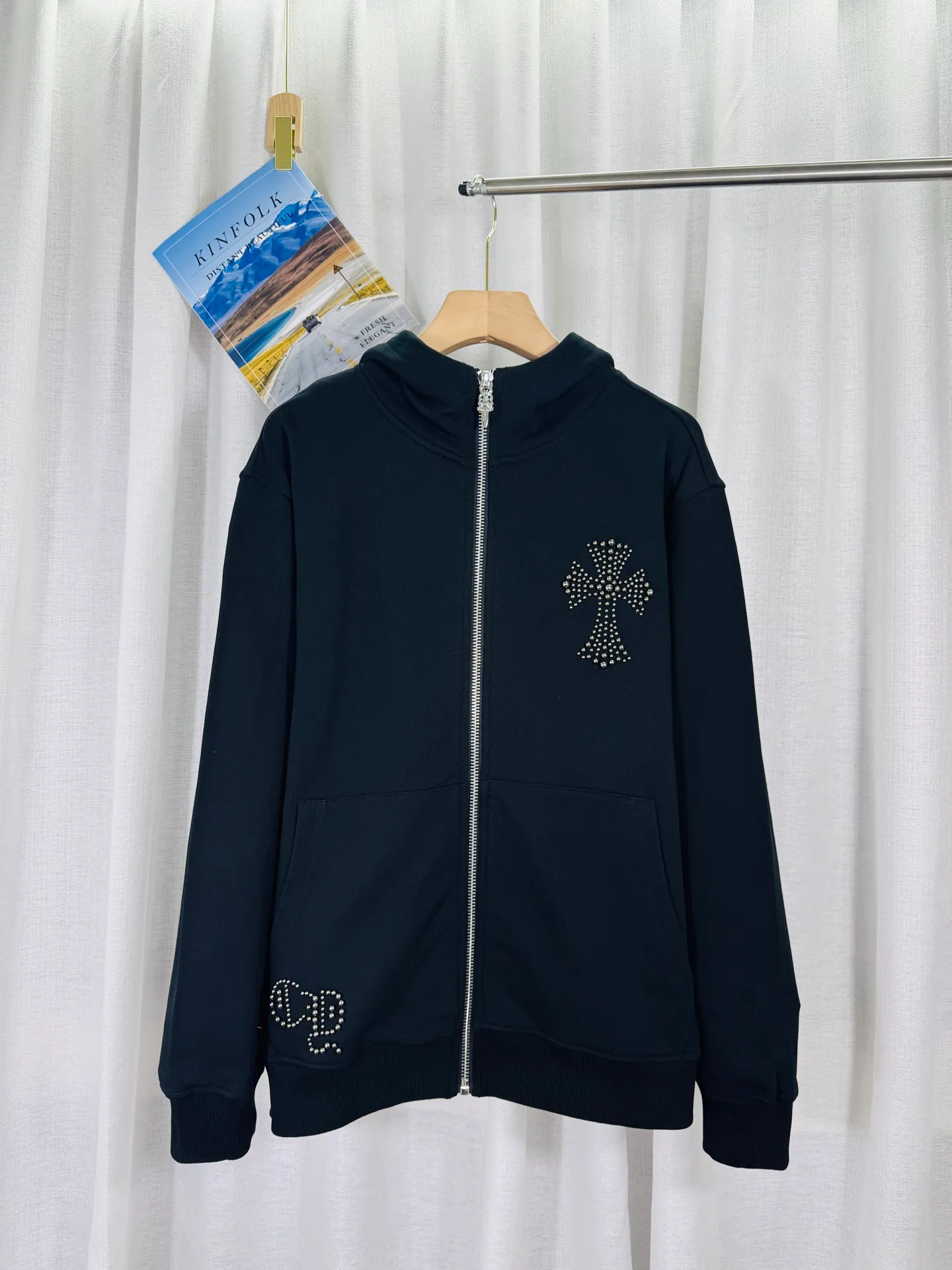 P380 top version, real shot without P, ​​different from market currency) 𝗖𝗵𝗿𝗼𝗺𝗲 𝗛𝗲𝗮𝗿𝘁𝘀/Cro Heart 2025 Rivets Autumn and Winter New Original Single Counter American Rivets 3D Three-dimensional Couple Casual Cardigan Sweatshirt 👑The highest version! Customized fabric 550g tripe terry fabric! American acid-washed and distressed original fabric with laser rivets. Best-selling model at the counter. Very comfortable to wear. Accessories: Original molded and authenticated collar label➕100% silk wash label. Genuine purchase-grade original hangtag➕matching hanging rope➕3D hanging beads➕original packaging bag. Craftsmanship: The original version has consistent wiring! The highest version of the armhole matching technique! Color: Black Size: S M L XL Style No.: 6103